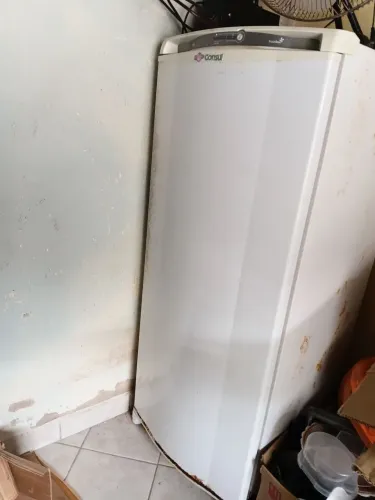 Vende uma geladeira gela super bem 