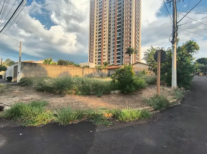 Venda de Terreno / Padrão na cidade de Araraquara