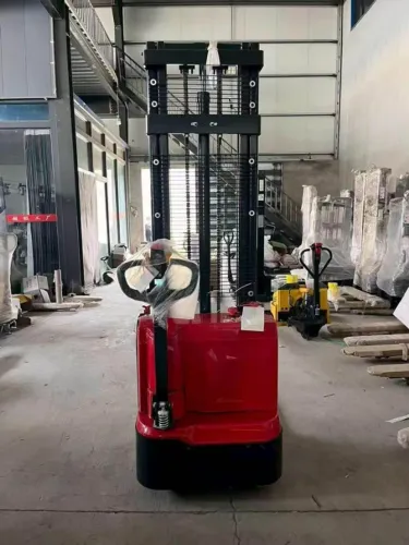 Empilhadeira eletrônica nova! ? Garanta a sua por apenas R$ 19.900,00. Parcele em até 12x