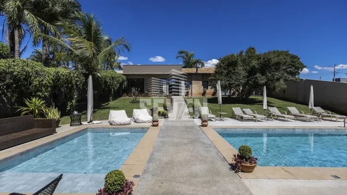 Casa à Venda no Recanto dos Nobres 4 Quartos, Piscina e Campo de Futebol