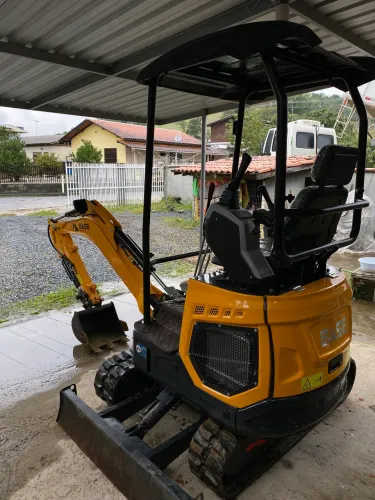 Mini escavadeira base 1800kg
