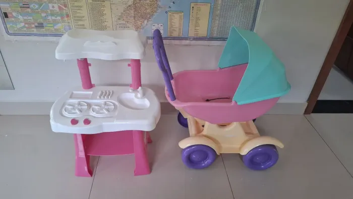 Cozinha e carrinho de bebê de brinquedo