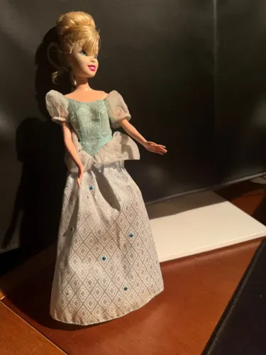 Boneca antiga Barbie super oferta vestido azul claro disney 2008