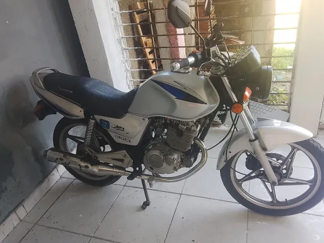 Vende-se moto Suzuki 125 yes ano 2010