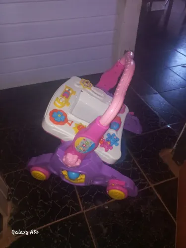 Vendo andador. Foi usado mto pouco, tem freios nas rodas, toca música e tem regulagem .