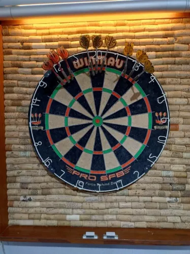 Armário para dardos com alvo profissional Winmau. Visto em Itapema, SC.
