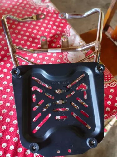 ALÇA DE MOTO COM SUPORTE PARA BAÚ.
