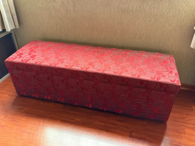Baú para Pé de Cama - Tecido Jacquard Vinho - Com Pistões