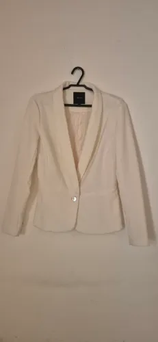 Blazer off White, tamanho 34/36, a R$ 50,00.
