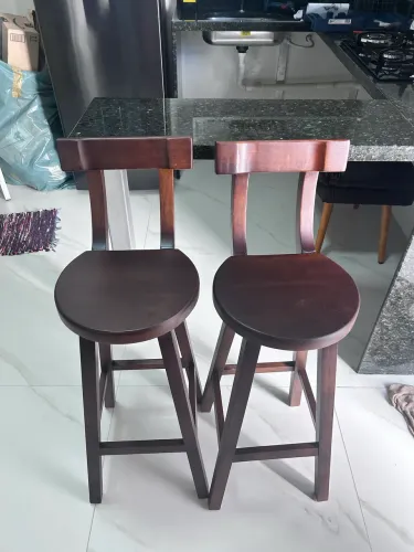 Banquetas altas de madeira maciça novas na caixa