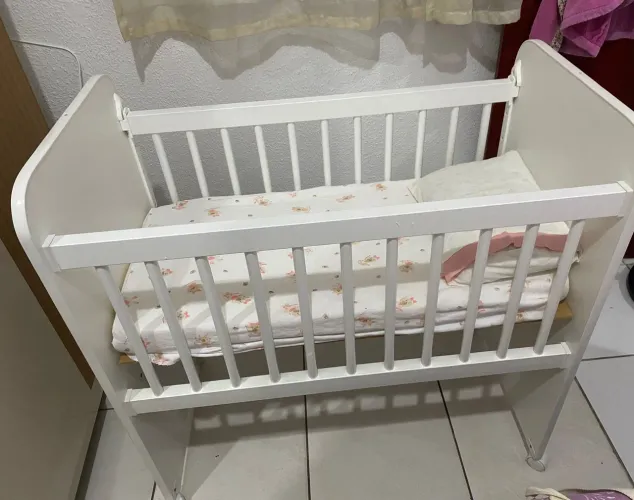 Berço Retrô Branco com Rodinhas - Ótimo Estado