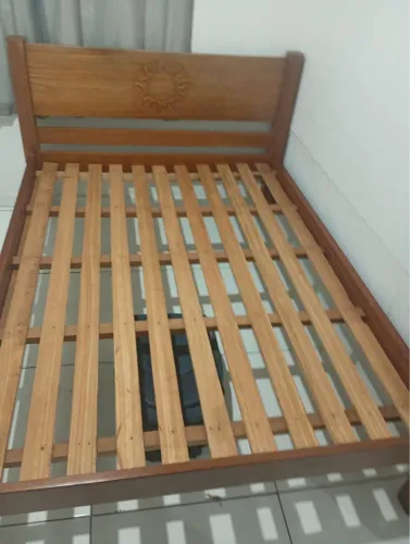 Cama de casal em madeira