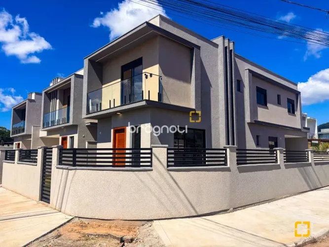 Sobrado com 234,76cm², 3 dormitórios, 3 Suítes, no São João do Rio Vermelho em Florianópol