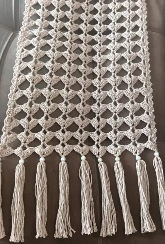 Caminhos de mesa feitos com barbante cru e colorido