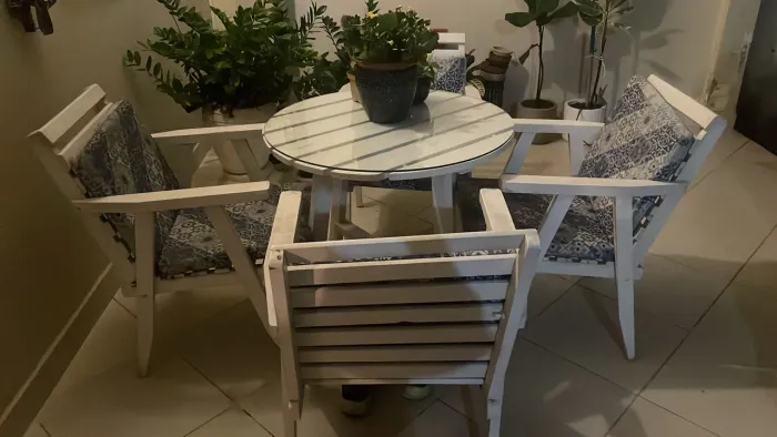 CONJUNTO DE MESA COM 4 CADEIRAS EM MADEIRA MACIÇA