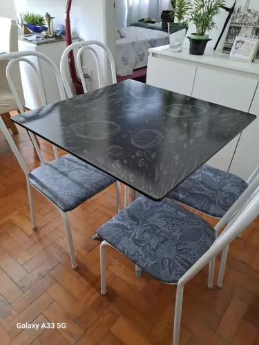 Mesa em aço Carbono e 4 cadeiras