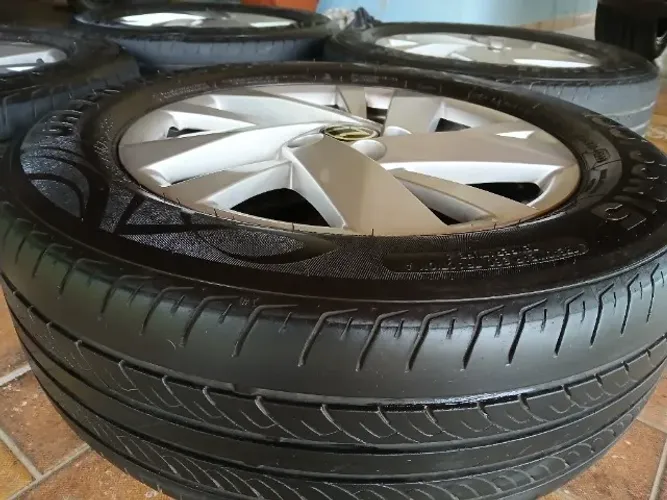 Vendo rodas 5 furos novas + pneus bons aro 15