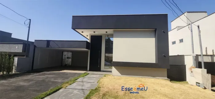 Sobrado para venda tem 270 metros quadrados com 3 quartos em Condomínio do Lago - Goiânia