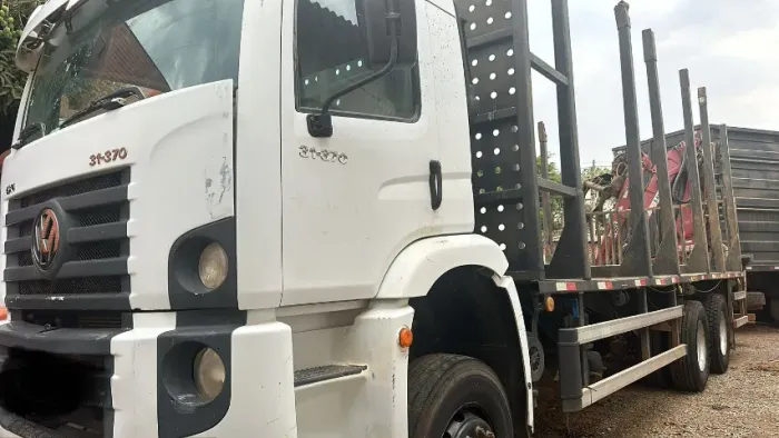VW 31.370 6x4 Ano 2008 - Transporte de toras, com Grua Florestal e Carroceria Fuleiro