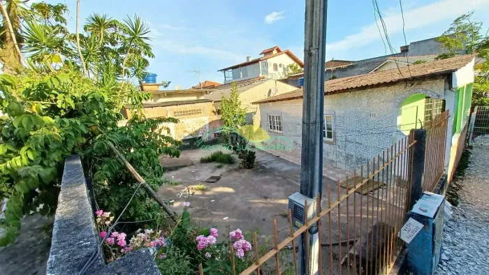 Terreno com escritura pública e casa não averbada que necessita reformas na Tapera - Flori