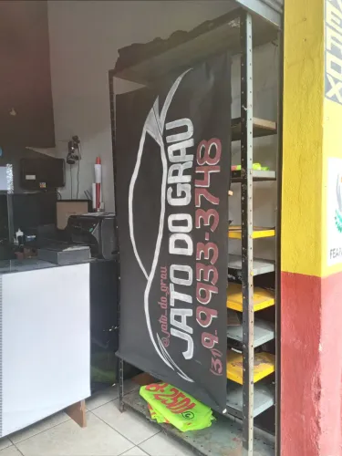 Confecção de faixa de tecido pintada a mão.