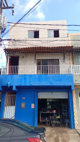 Prédio comercial e casa