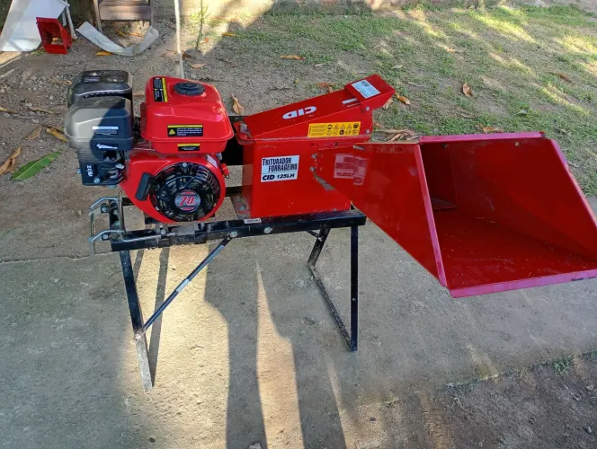 Vendo picadeira de capim a gasolina marca cid valor 2.000 chama no WhatsApp *