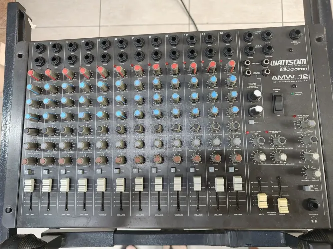 Kit som com mesa de som, amplificador, delay e caixa de som passiva
