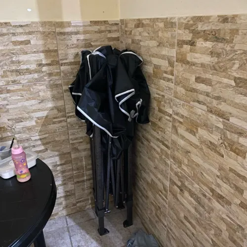 Vendo tenda de ferro e mesa preta