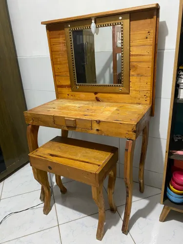 Penteadeira rústica de madeira 