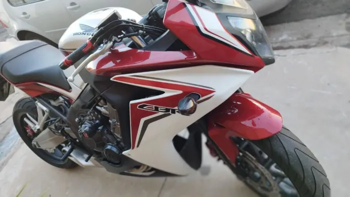 CBR 650F - 2015<br>Modelo Limitado<br>Baixo KM 33.000<br>Valor: 38.000