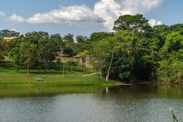 Área Verde de 1.201m² em Condomínio Fechado - Segurança 24h e Via Duplicada Até na Porta