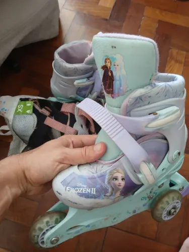 Patins infantil ajustável da Frozen + kit proteção.