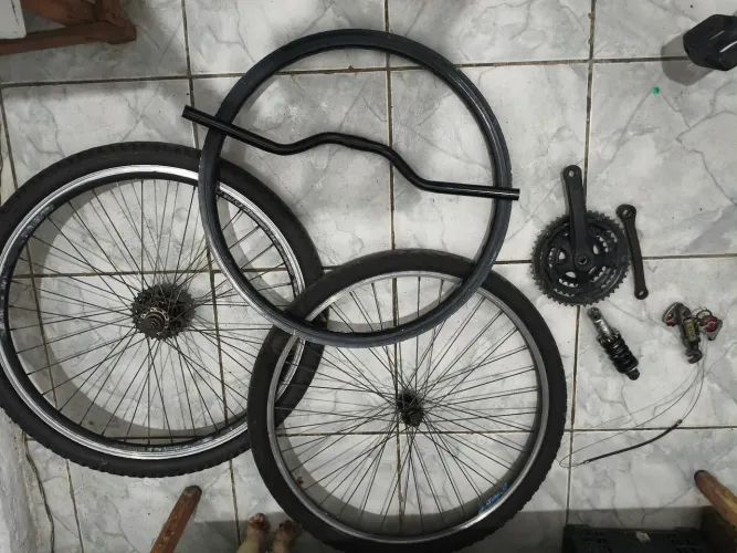 Conjunto peças de bicicleta usadas por 50 reais tudo, para sair rápido.