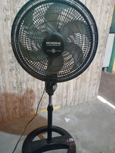 Ventilador novo comprado rescente conservado sem danos mondial silêncioso