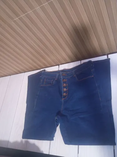 Calça jeans Tam.40, com Lycra.