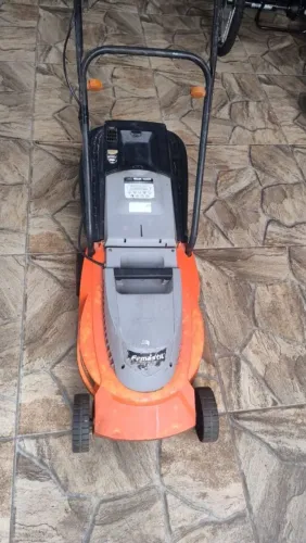 Máquina de cortar grama