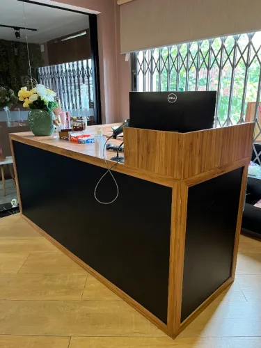 Balcão em L de recepção / caixa com gaveta registradora largura 208 cm por 90 cm de altura