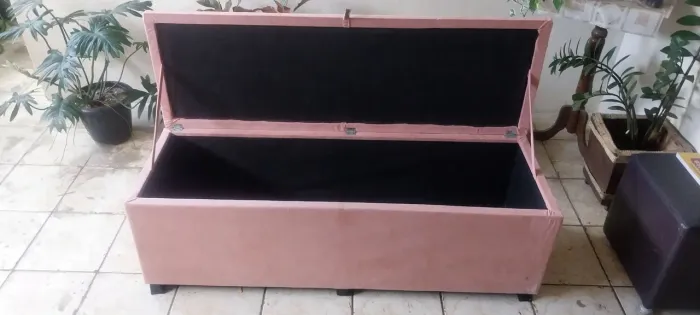 Puf Baú estofado com veludo (Rosa)