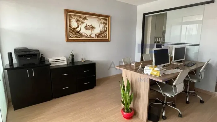 Ótima sala comercial no Centro Cívico - porteira fechada