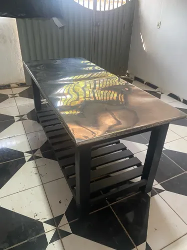 Mesa revestida de inox espelhado