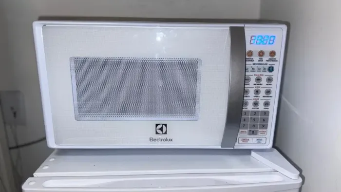 Micro-ondas Electrolux com função descongelamento