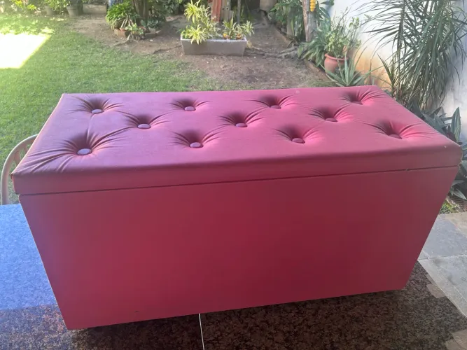 Baú cheio de brinquedos diversos 