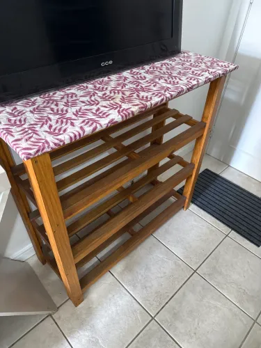 sapateira de madeira com tampo