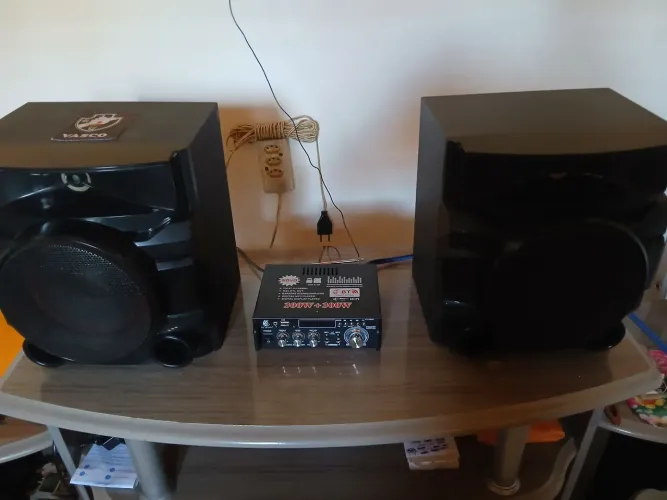 Vendo som cm duas caixas LG e amplificador de 600W
