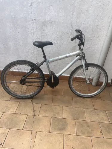 bicicleta aro 26 quadro de alumínio e selim novo