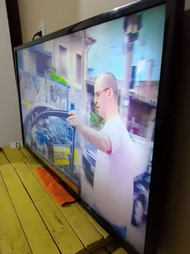 Tv de 43 polegadas, funcionando tudo perfeitamente acompanha controle, cabos.