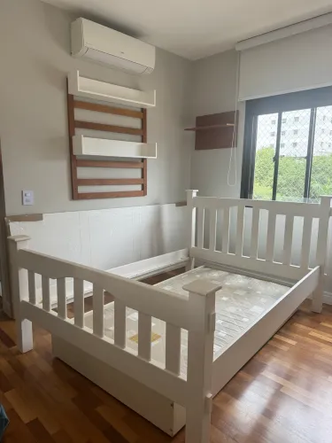 Bicama Pottery Barn Americana com Acabamento Laqueado