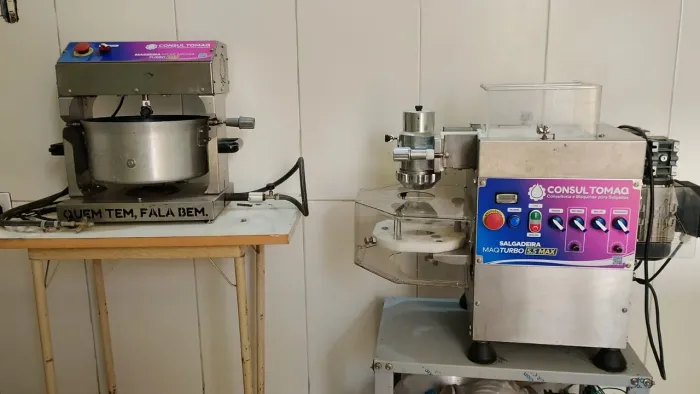 Vendo máquina de salgados nova