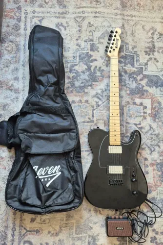 Guitarra com cabo, amplificador, capa e outros.